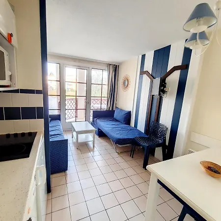 1 Situee Dans Un Magnifique Village Familiale アパート