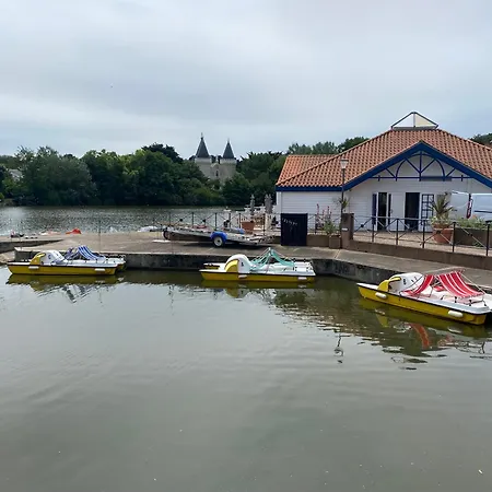 1 Situee Dans Un Magnifique Village Familiale アパート