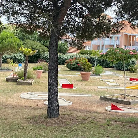 1 Situee Dans Un Magnifique Village Familiale アパート