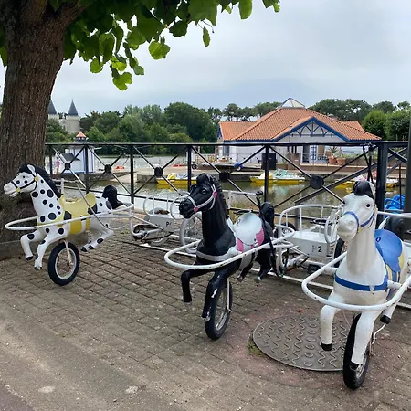 アパート 1 Situee Dans Un Magnifique Village Familiale *