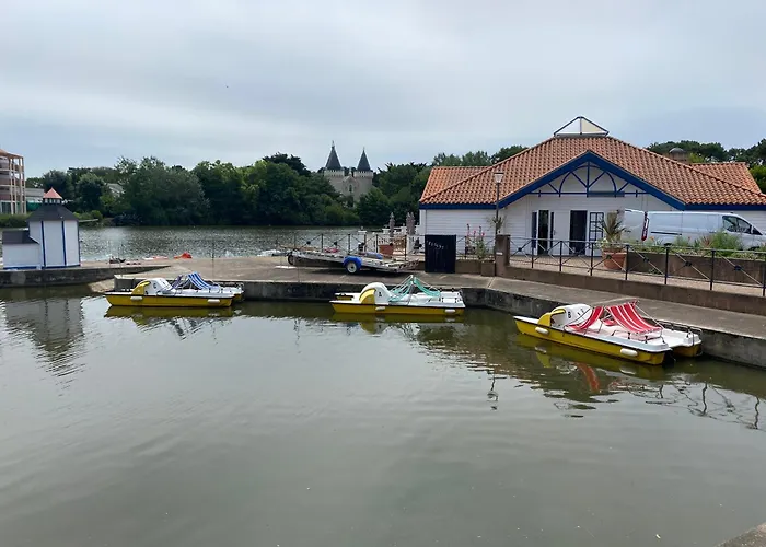1 Situee Dans Un Magnifique Village Familiale דירה